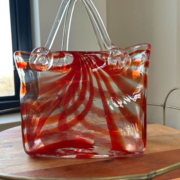 VINTAGE GLASS ART HANDBAG.  Beautiful piece in pristine condition. 8”x6”x3” - Picture 2 of 7